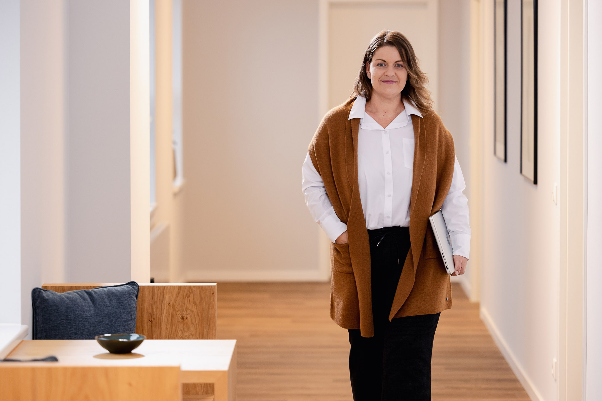 Symbolbild Ausbildung und Karriere bei KOMOS GmbH: eine Frau läuft einen Flur entlang